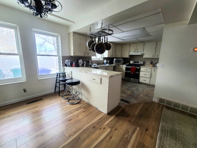 333 E 300 N unit Rooms for Rent, Centerville, UT 84014 - photo 4