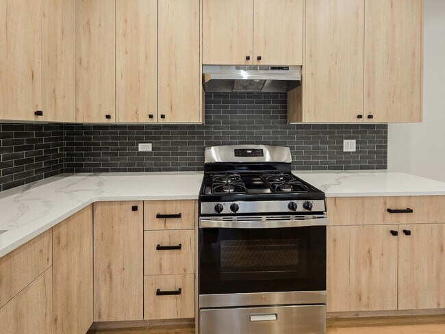 2257 W Argyle St unit 3, Chicago, IL 60625 - photo 2