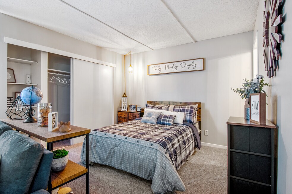 Union Flats & Townhomes 2500 W 6th St, Lawrence, KS