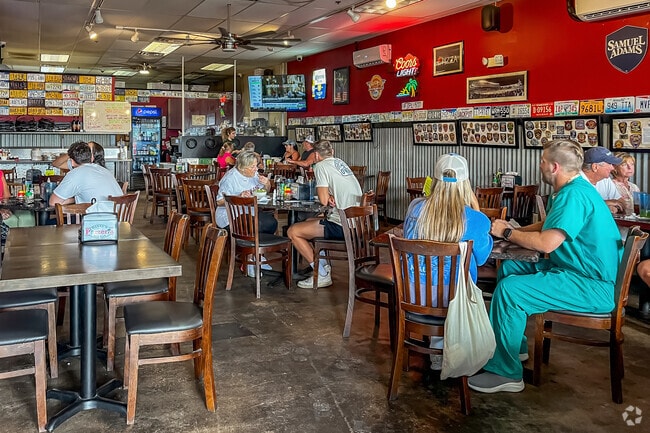 Many restaurants and bars are found around Northwest Bradenton and Palma Sola.