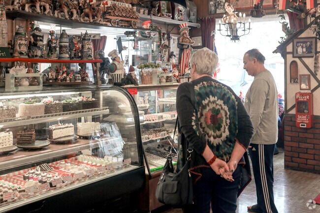 Heidelberg Haus is a well established bakery and café located in Lawrence.
