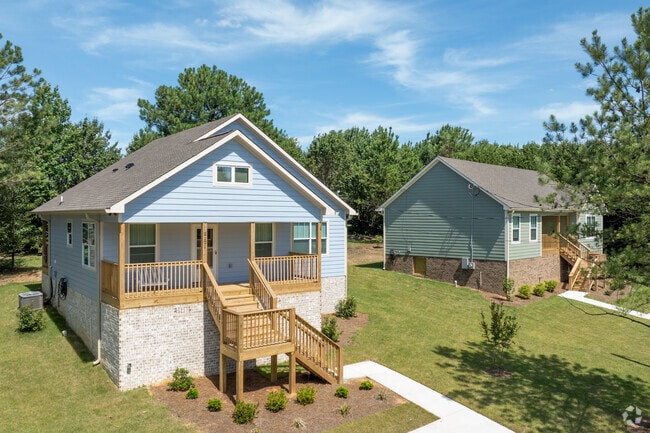 Well manicured lawns are common in Hooper City.