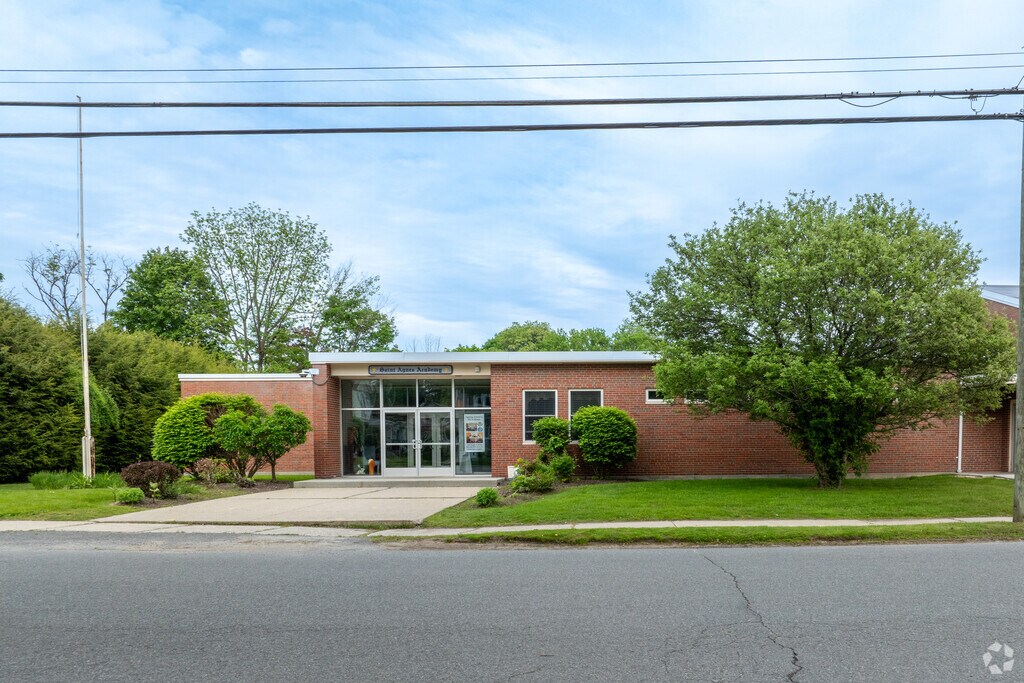 St. Agnes Academy has a student to teacher ratio of 12 to 1.