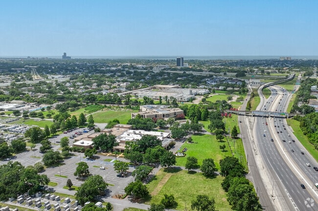 Lakewood is about 10 minutes from Lake Pontchartrain and downtown New Orleans.