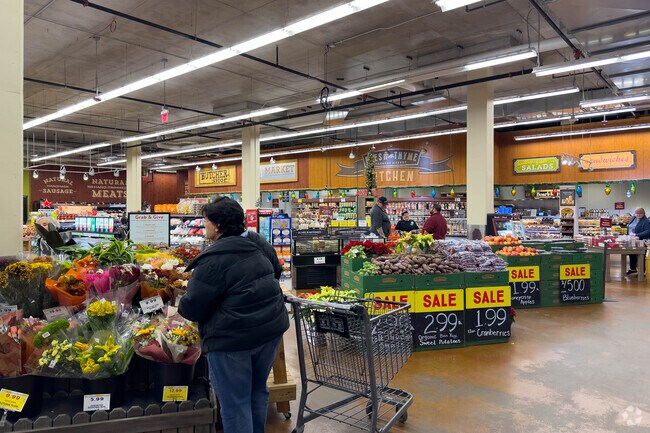 Fresh Thyme Market is an alternative grocery option for Creekside neighborhood residents.