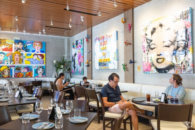 Great dining options are available in Aventura Mall for all the visitors.