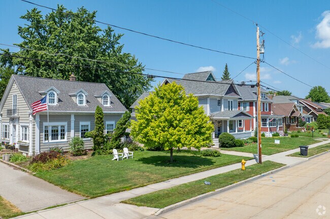 Houses in Menominee North are priced between 120,000 and 300,000 dollars.