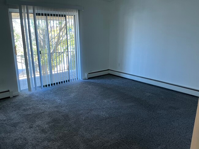 3602 16th St unit One bedroom with bal, Zion, IL 60099 - photo 2