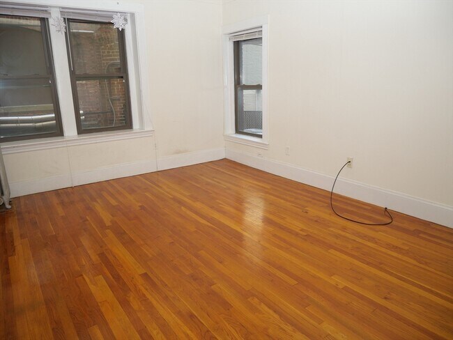 1370 Beacon St unit 4, Brookline, MA 02446 - photo 3
