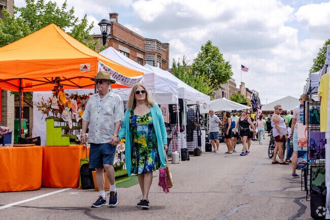 Art lovers enjoy an arts & crafts fair at Cream of Wheaton.