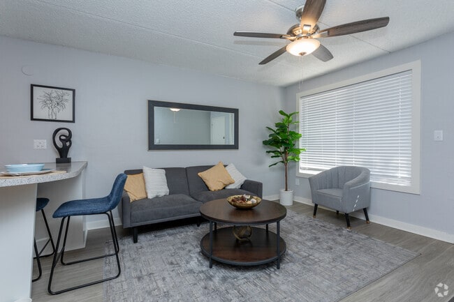 1BR, 1BA - 525 SF - Living Room