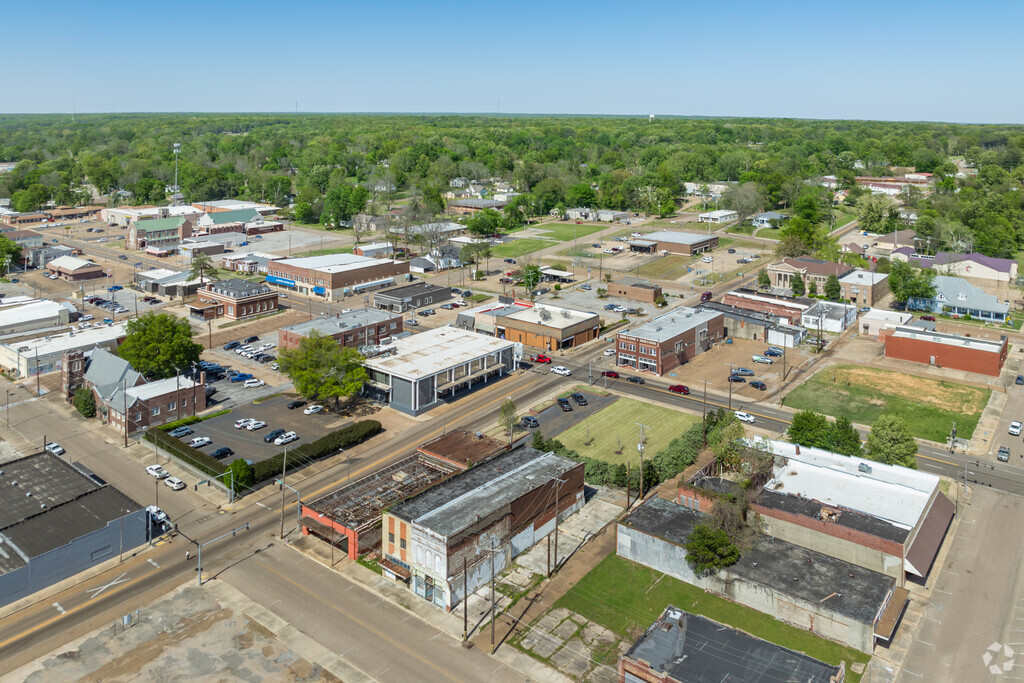 In the early 1860s, Forrest City served as a commissary and railroad camp before becoming a city in 1870.