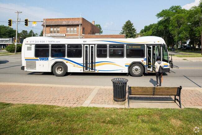 The Tarta bus system provides quick transportation in Point Place.