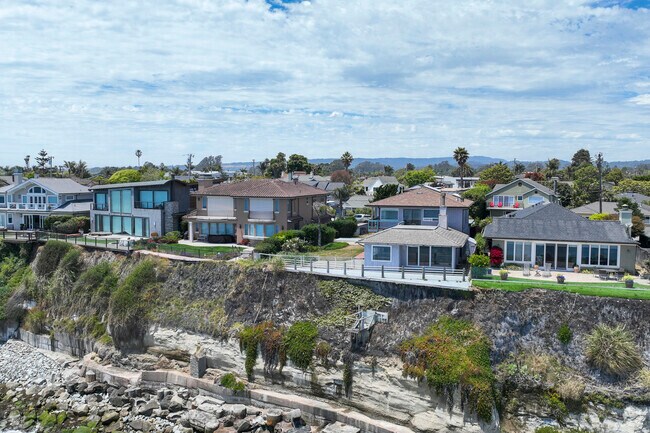 There are plenty of seaside homes all over pleasure point.