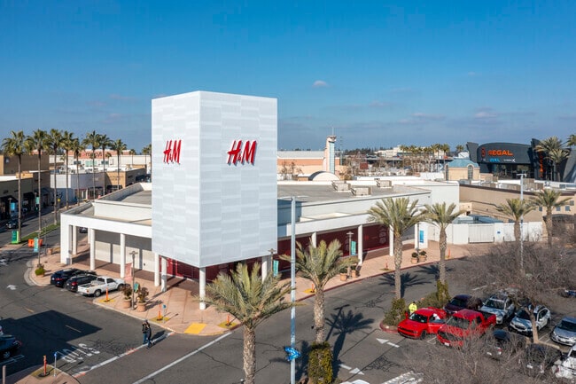 River Park Shopping Center in Fresno has nationally recognized retailers.