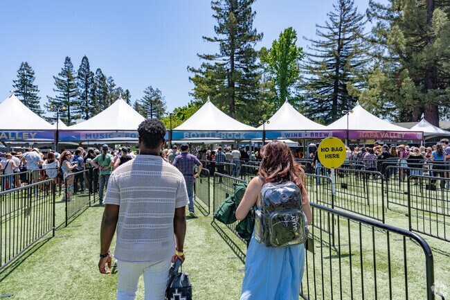 Bottlerock attendees navigate the many entry lines.