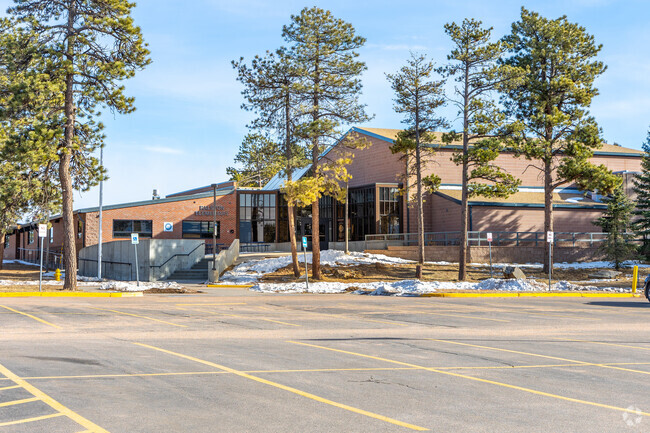 Ralston Elementary School has achieved a score of A- on Niche.com.