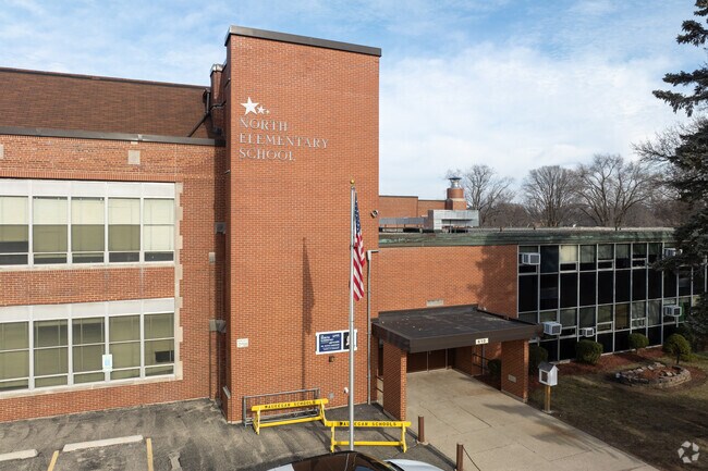 North Elementary School is part of Waukegan Community Unit School District 60.