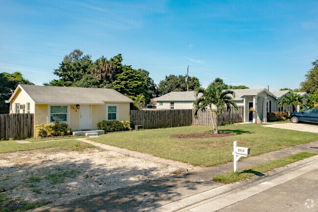 Street view of new and traditional Ranch style homes in the West Gate Estates neighborhood.