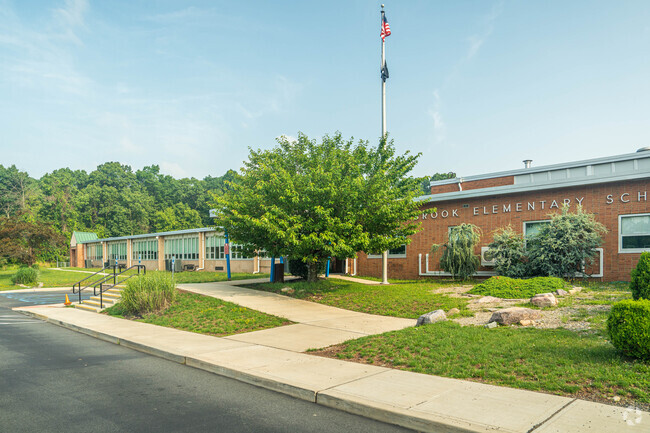 Front facade of Stony Brook Elementary School.