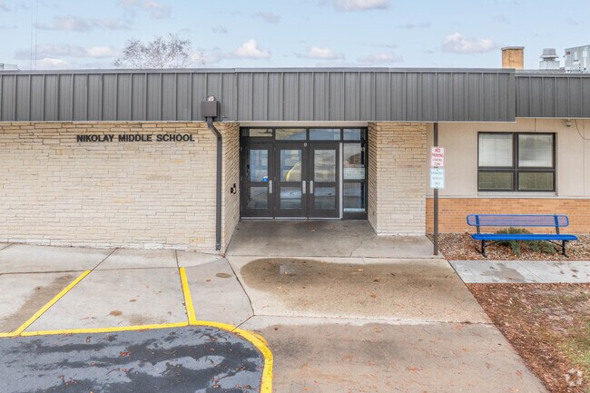 The main entrance is on the upper level of Nikolay Middle School.