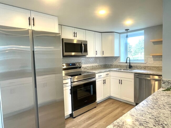 84 Tuttle Ln unit B, Greenland, NH 03840 - photo 2