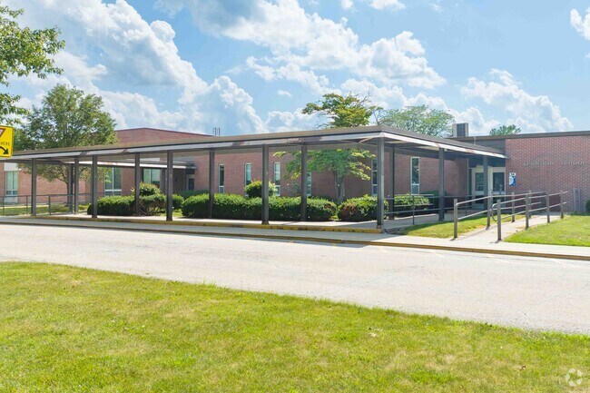Kenwood Elementary School is a public school near the Sawgrass area with 363 students.