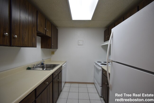 50-56 Broadlawn Park unit 3, Chestnut Hill, MA 02467 - photo 3