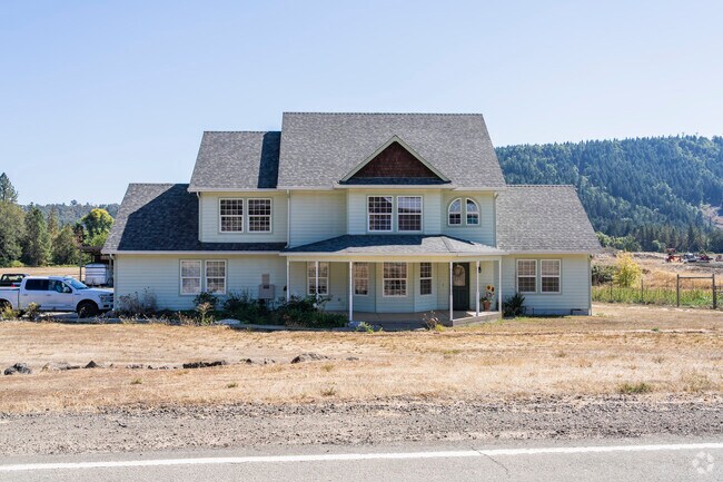 Explore Tenmile’s vast farmlands, mild climate, and tranquil countryside lifestyle.