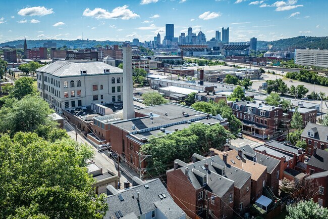 Pittsburgh Conroy is located about 10min from downtown Pittsburgh.