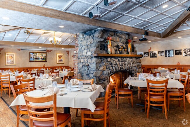 Tony Spavone’s Ristorante is locally owned restaurant located in Bloomingdale.