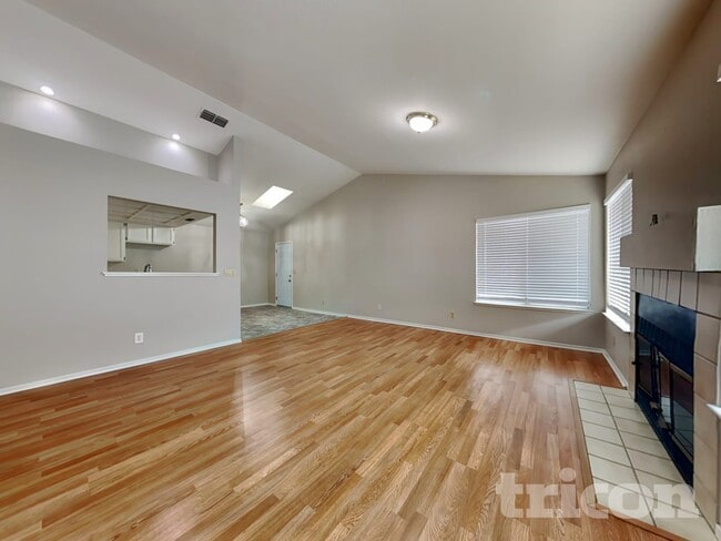 7726 Robinette Rd, Sacramento, CA 95828 - photo 5