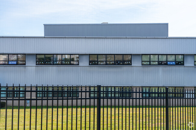 The class size of Abundant Life Academy is 454 students large.