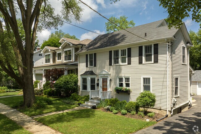 Most homes in Libertyville sit on quarter to half-acre lots.