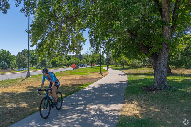Cherry Creek Park has a great trail following Cherry Creek.