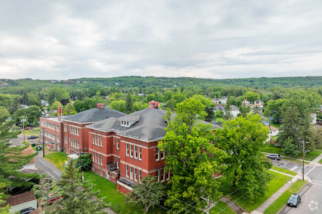 Lakeside Community School offers a dynamic learning experience for all K-8 students.