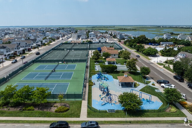 39th Street Park has many tennis courts available for use.