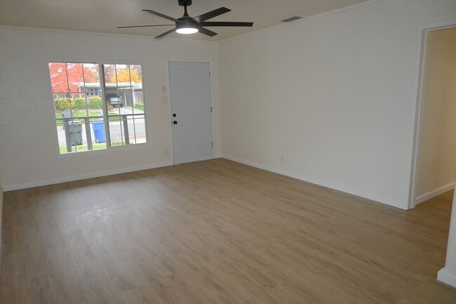 5206 61st St, Sacramento, CA 95820 - photo 6