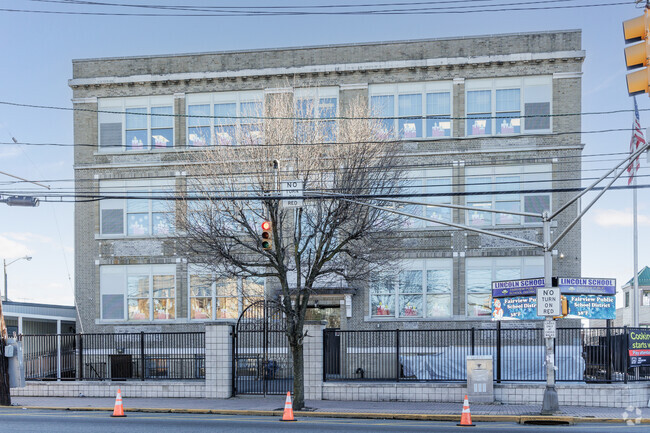 Lincoln School in Fairview, NJ receives an overall score of C- from Niche.