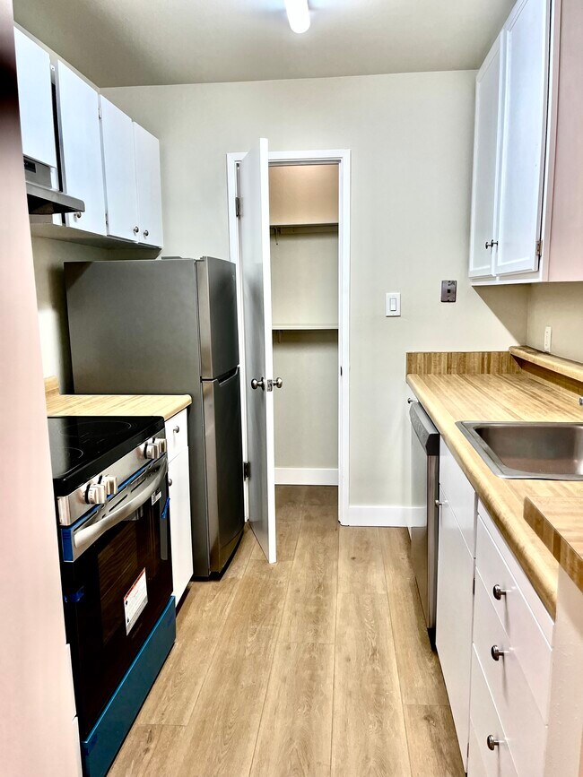 Kitchen w/ brand new appliances