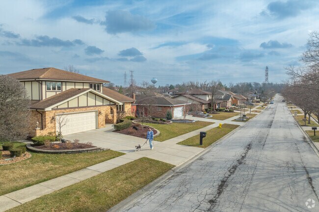 Residents enjoy safe sidewalks throughout Palos Park West.