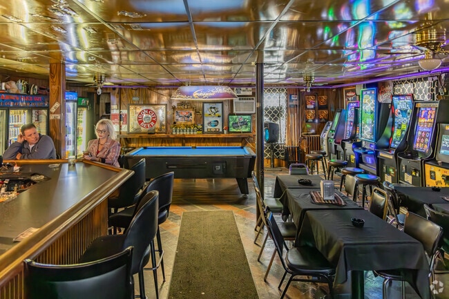 Sandi's Country Bar and Grill offers casual dining near Lincoln.