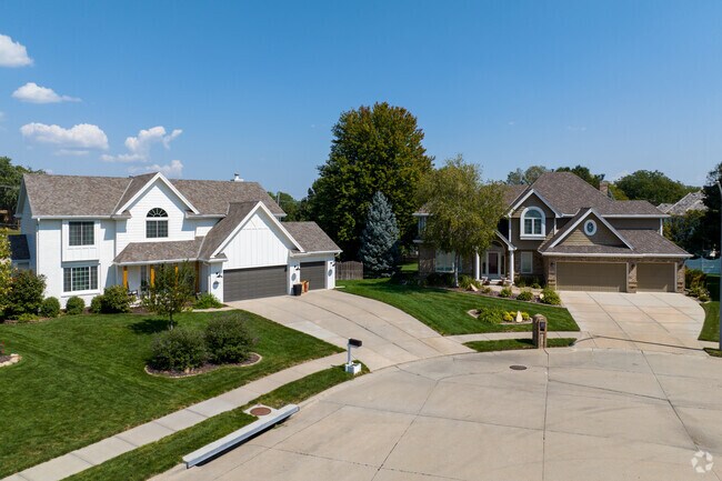 Larger homes on well-manicured lawns around cul-de-sacs are common throughout Lindenwood.