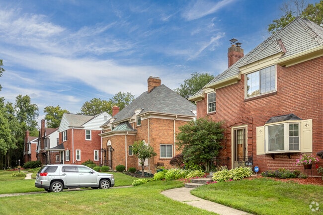 For the period of 2016-2020, about 29% of family households were living below the poverty line in Roselawn.