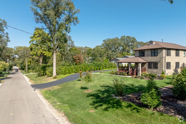 Large lots provide Cantigny residents with plenty of privacy.