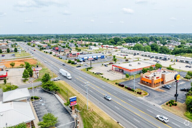 Avalon is in close proximity to shopping and restaurants that can be found on Tiny Town Road.