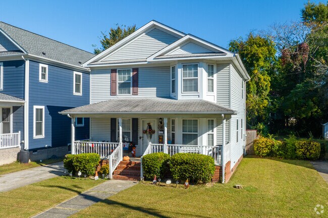 Four square style homes are common in Brambleton.