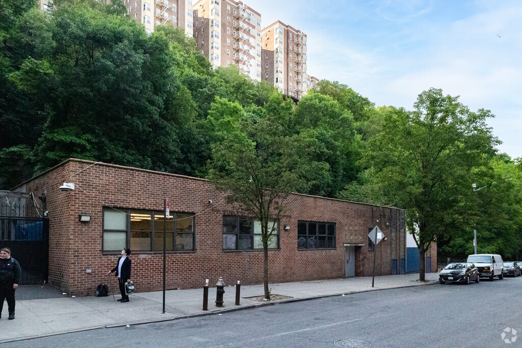 The Beis Hamidrash Jeshurun school borders Fort Tryon Park in Fort George, New York.