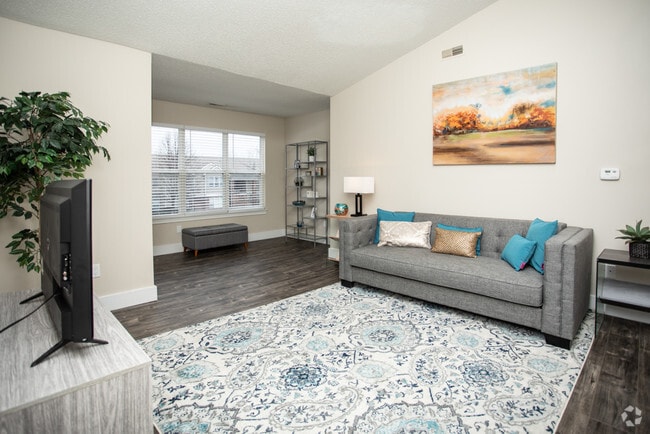 2BR, 2BA - 990 SF,Renovated Unit