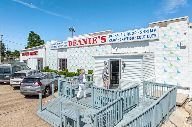 Deanie’s Seafood is one of several seafood restaurant options in Bucktown.